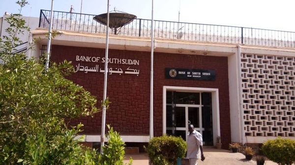 بنك جنوب السودان المركزي يرفع فائدة الإقراض الأساسية إلى 15%
محافظ البنك دير تونق نقور: الاقتصاد متضرر بشدة من كورونا ونزول أسعار النفط ما أدى إلى اختلالات مالية كبيرة وقوض أداء النظام المالي وبخاصة القطاع المصرفي