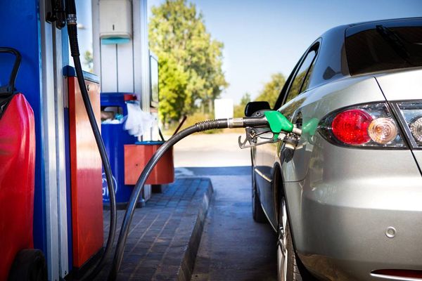 ما صحة خبر بيع  المحطات مادة البنزين بالدولار الفراش؟
