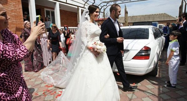 كتاب يدعو السيدات إلى "تزويج أزواجهن"