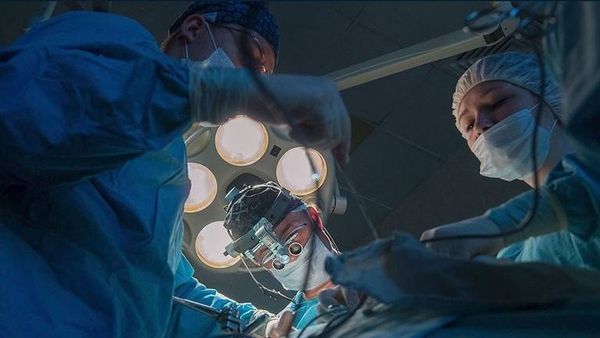 استخراج كتلة عملاقة من الشعر من معدة فتاة!