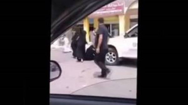 بالفيديو.. إشكال عنيف بين نساء في الشارع