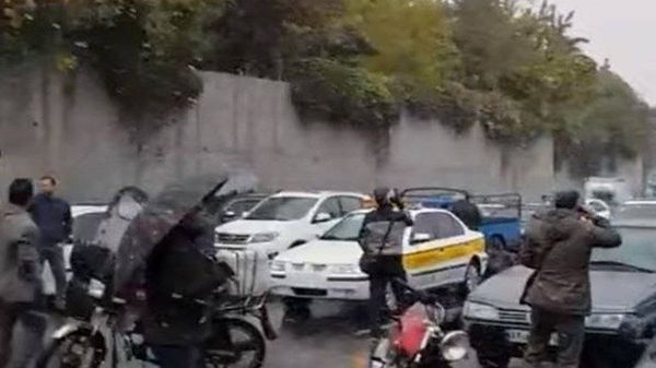 محتجون يشلون طرقات طهران بعد زيادة اسعار الوقود