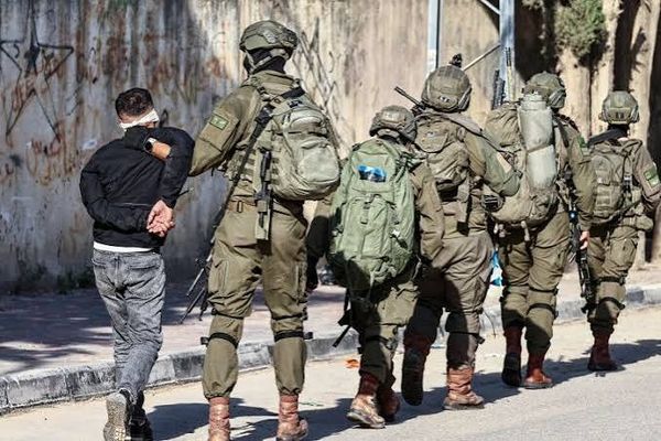 الجيش الإسرائيلي يعتقل 4 فلسطينيين بينهم صحافية أميركية في الضفة