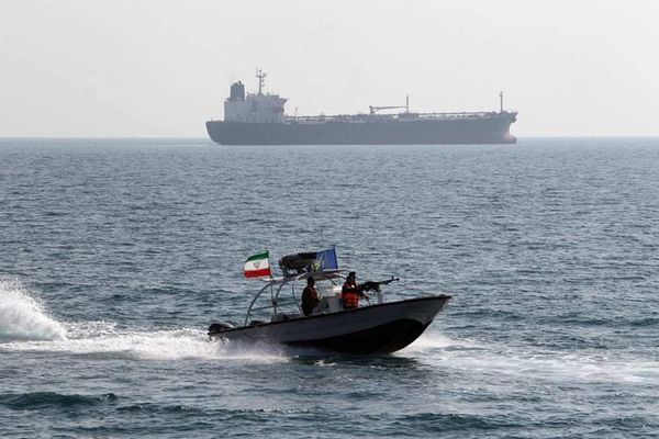 حرس الثورة يوقف سفينة أجنبية تحمل وقوداً مهرباً