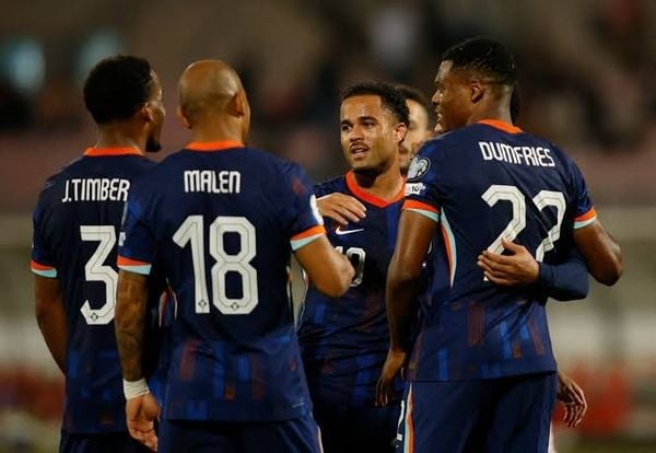 هولندا تتجاوز صربيا 2-1 وتنفرد بصدارة المجموعة