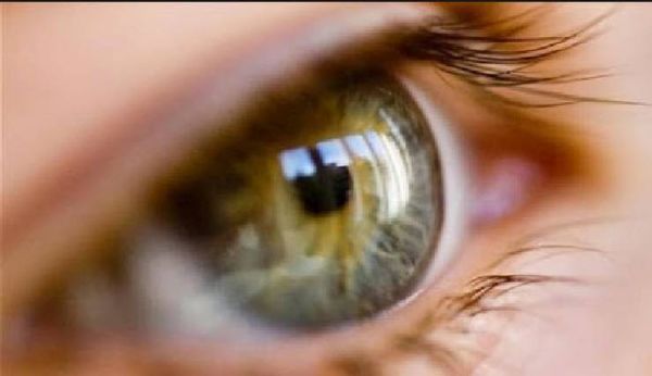 ما هي العادات الضارة للعيون ونفعلها يومياً..؟