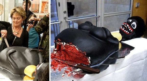 بالفيديو: قالب حلوى على شكل إمرأة تصرخ عند تقطيعها تتسبب في طلب استقالة وزيرة الثقافة السويدية
