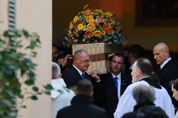 بجنازة بسيطة فرنسا تودع أيقونة السينما بريجيت باردو