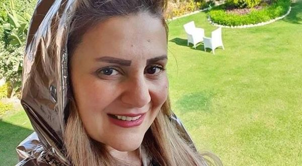 رانيا محمود ياسين تزور قبر والدها