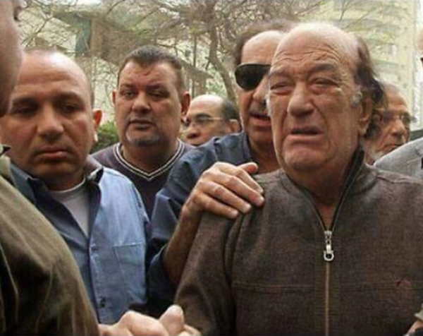 ما قصة صورة بكاء حسن حسني .. ولماذا تعرض لسخرية عارمة؟