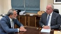وزير الاتصالات يلتقي السفير الباكستاني ويبحثان تعزيز التعاون