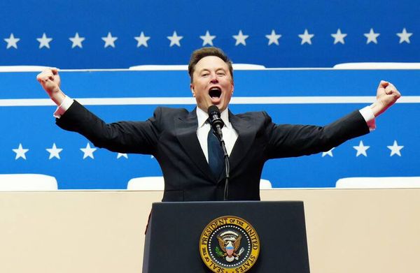 كم تبلغ ثروة أغنى رجل في العالم؟