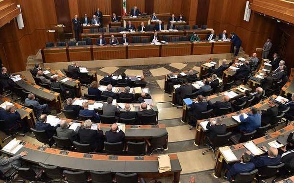 تحرّكات مطلبيّة ملأت ساحة رياض الصلح تزامناً مع الجلسة التشريعيّة
حمادة : سأكون المدافــــــع الأول عــــن الأساتــــذة