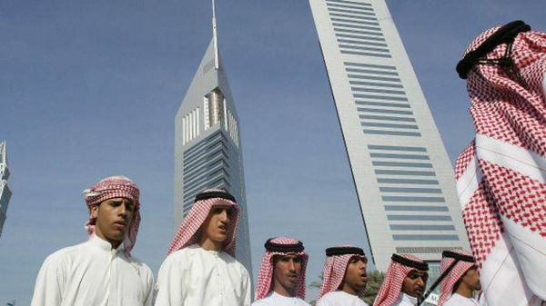 الإمارات تحذر مواطنيها من ارتداء "الكندورة" أثناء سفرهم للخارج