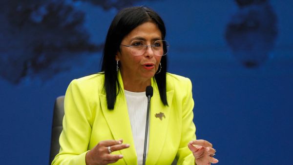 نائبة الرئيس الفنزويلي تؤدي اليمين الدستورية رئيسة للبلاد بالوكالة