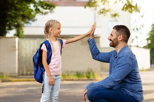 بدافع الحب.. عادات شائعة قد تجعل طفلك أقل ثقة بنفسه