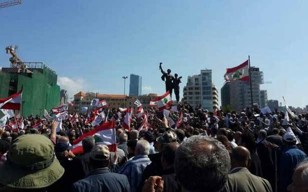 نفذوا تجمّعاً في ساحة الشهداء
العسكريّون المتقاعدون : حقنا راتب أساسي
يُعادل 85% من راتب الخدمة الفعليّة