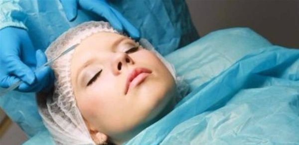 صورة مخيفة لممثلة بعدما تشوه وجهها بسبب عملية تجميل.. وردة فعلها ستصدمك! (صورة)