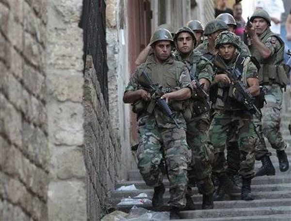 الجيش يطوق منذ الصباح بلدة الحمودية غربي بريتال ويعمل على إقفال الطرقات من الشرق والغرب تمهيدا لمداهمتها (صوت لبنان 93.3)