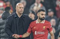 "هل انتصر صلاح؟"... جمهور ليفربول
يطالب بطرد المدرب سلوت