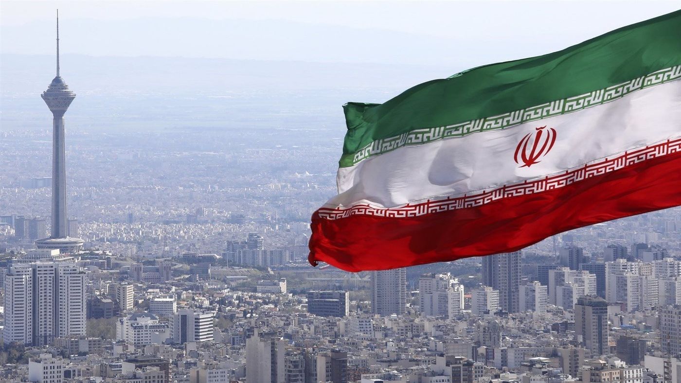 بعد استهداف جزيرة لارك.. إيران تتوعّد بردّ "مدمّر"