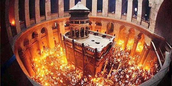 لحظة فيض النور المقدّس من قبر  السيد المسيح في كنيسة القيامة بالقدس