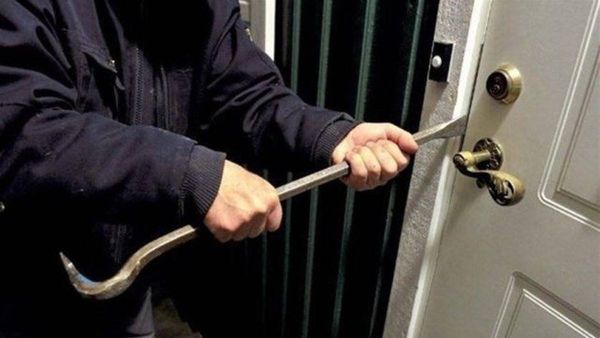 ناطور يسرق ٦٠٠٠ دولار من فيلا في بريتال