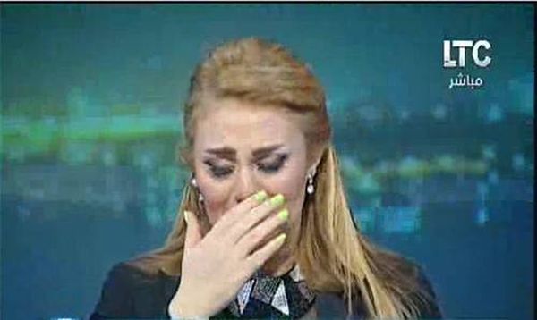 بالفيديو: إعلامية تنهار باكية على الهواء.. ماذا حصل؟