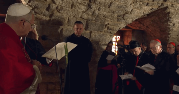 البابا لاوون من دير عنايا : لا سلام من دون محادثات