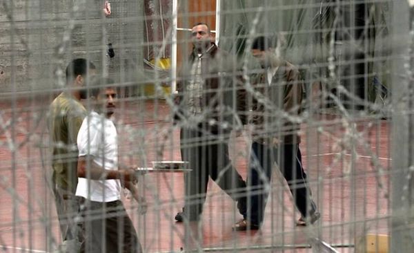 الأسرى ينتفضون إمَّا حياةً بعزٍ أو شهادةً بشرفٍ