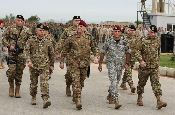 تعبئة الشغور بالمجلس العسكري يتقدّم... وفريق القائد "يُكهرب" عون وبري
التمديد للقائد غير دقيق... هل يتم التعيين بتوقيع ٢٤ وزيراً؟