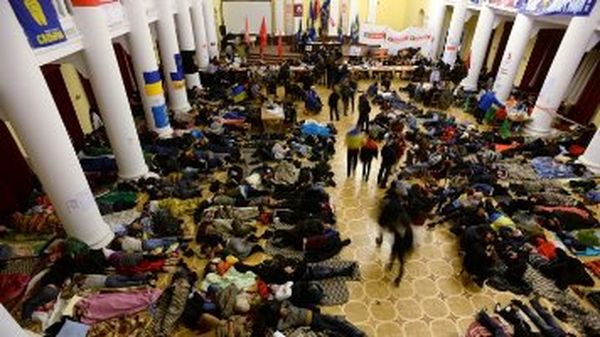 الازمة الأوكرانية: بوادر تهدئة بين المعارضة والسلطة في ظل غياب الثقة...وبدء سريان قانون العفو عن المعارضين الموقوفين !