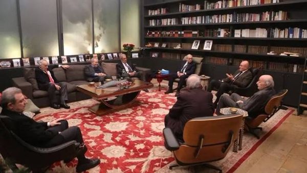 جنبلاط استقبل عمرو موسى في حضور
نواف وتمام سلام وعدد من الشخصيات