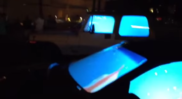 بالفيديو: الجنون وصل حده.. شاشات عرض بدلاً من زجاج السيارات في دبي
