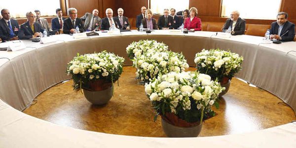 المفاوضات الإيرانيّة ــ الغـربــيـّة الى 20 الحــالـي...
إسـرائيل تحاول العرقلة ووفــد أميـركي فـي تل أبـــيـب...
لافروف: النقاش في الجوهر ــ روحاني: التخصيب خط أحمر