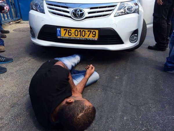 بالصورة في لبنان-يتعمد الوقوع أمام سياراتهم ليبتزهم..!!