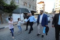 السنوار يتحدّى "تهديدات غانتس" باغتياله ويعود إلى منزله مترجلا