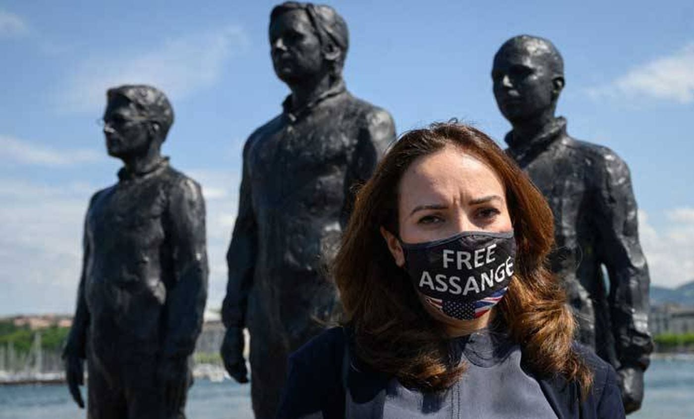 كيف علّقت خطيبة أسانج على سماح محكمة بريطانية بتسليمه للولايات المتحدة؟