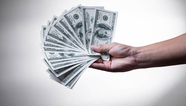 في دقائق.. سعر صرف الدولار في السوق السوداء يحطم رقم قياسي جديد!