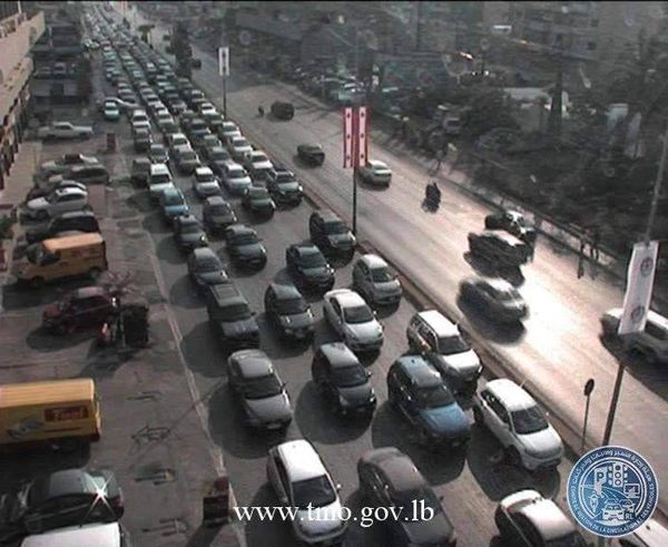 زحمة سير خانقة من بيروت باتجاه جونيه بسبب تعطل شاحنة على محول عجلتون
