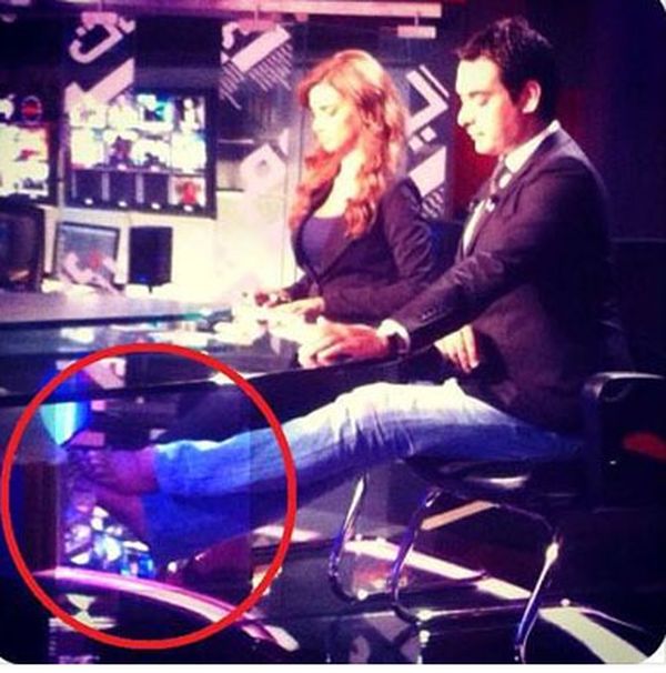 بالصورة.. مقدم نشرة أخبار الـ MTV حافي القدمين
