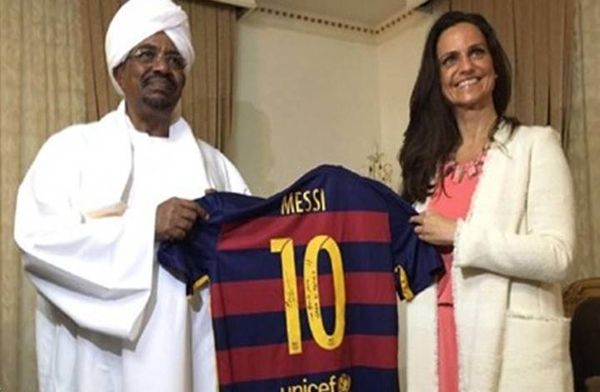 ماذا قال عمر البشير عن فريق برشلونة.. وماذا أهدى له الأخير؟
