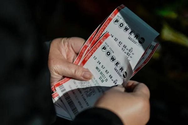بعد 44 سحباً متواصلاً... فائز مجهول يفوز بالجائزة الكبرى في يانصيب أميركا