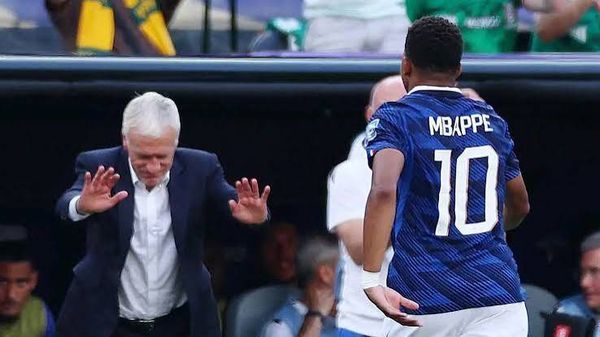 بالفيديو.. ديشامب ينحني احترامًا لمبابي في مونديال 2026
