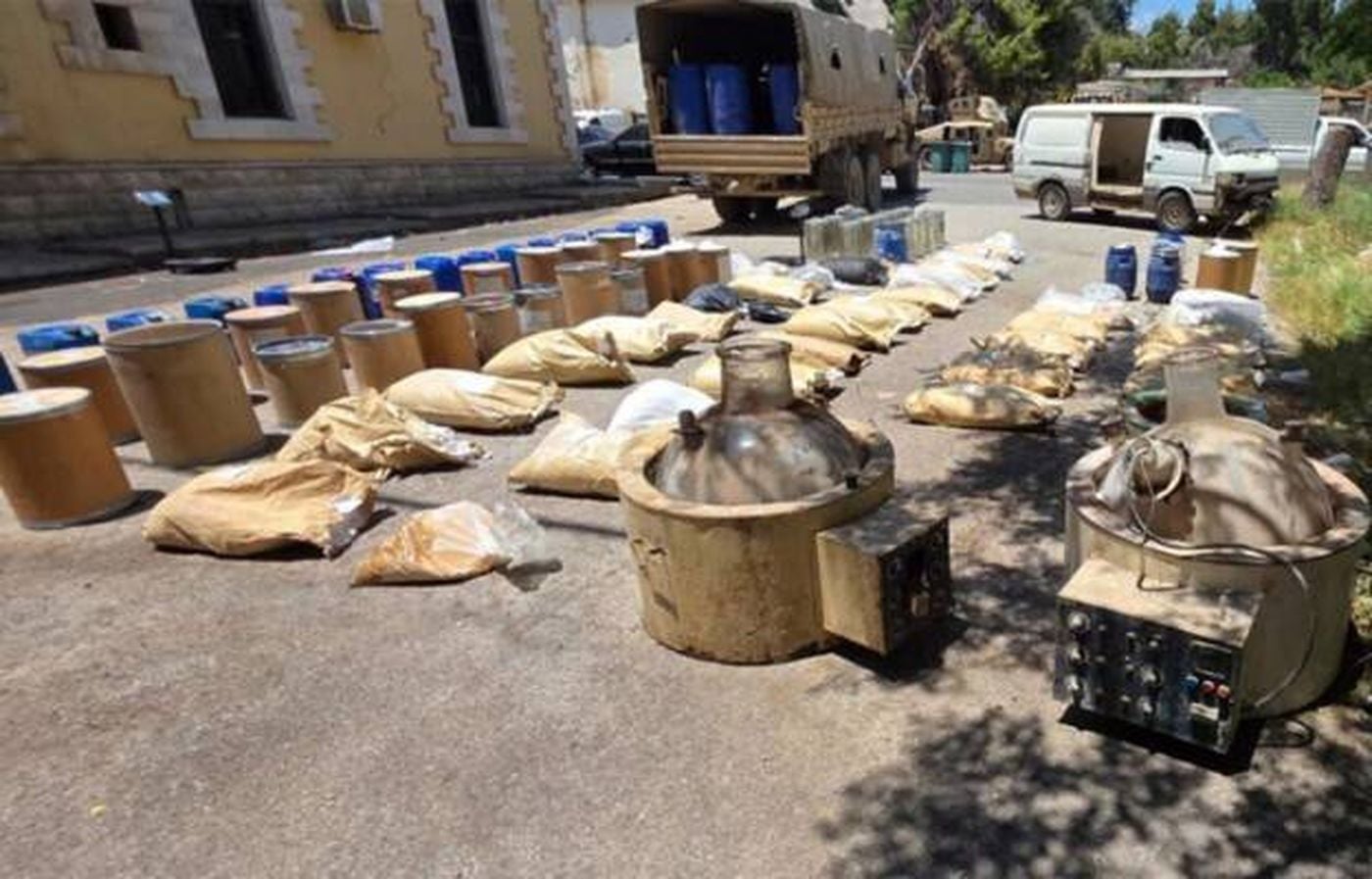 الجيش ضبط مصنع مخدرات وفانات متنقّلة للتصنيع في بعلبك