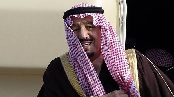 الملك سلمان يأمر بفتح تحقيق عقب الفيضانات التي اجتاحت مدينة جدة