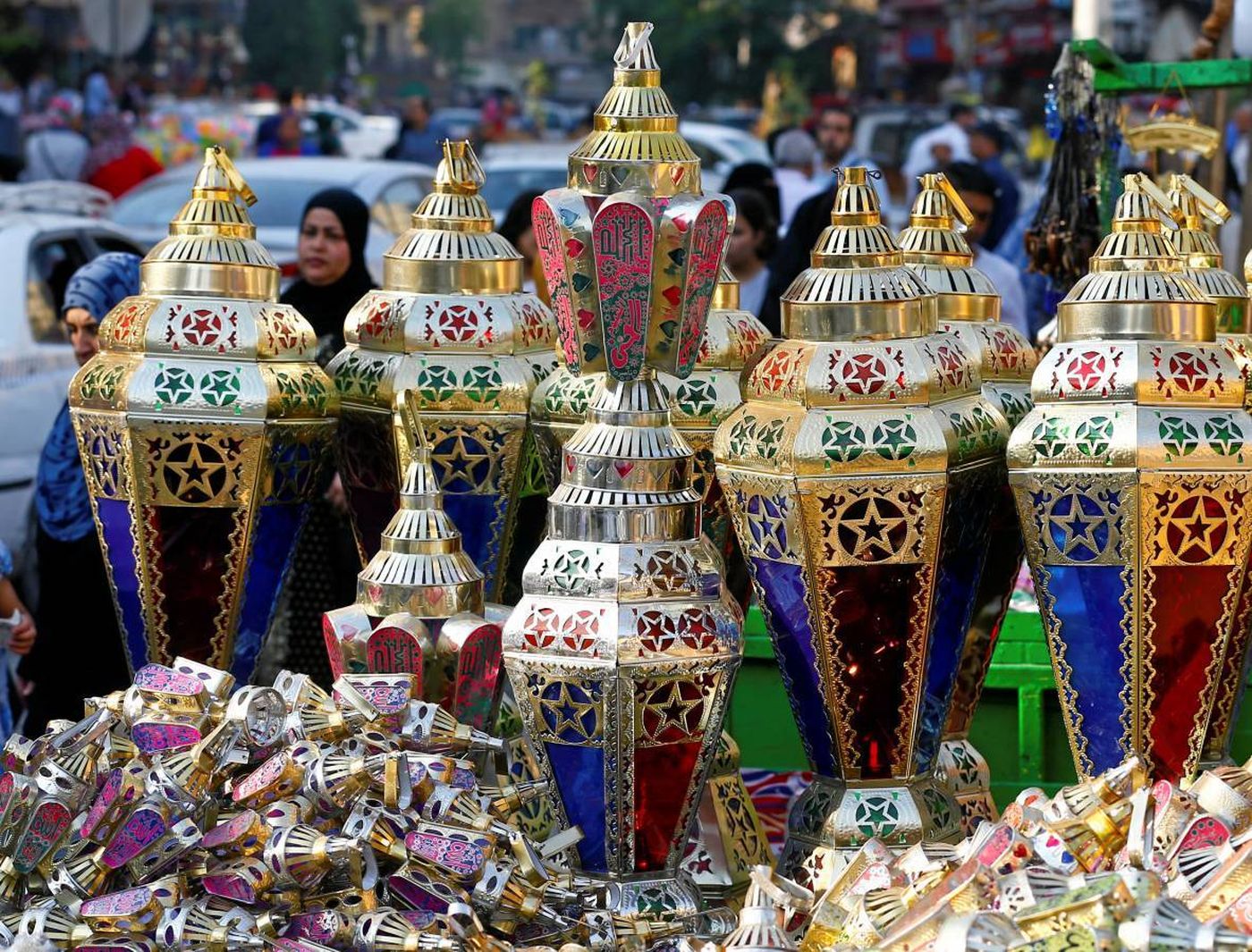 بحرب البيض وحلق الرؤوس.. بهذا الشكل تستقبل دول العالم شهر رمضان