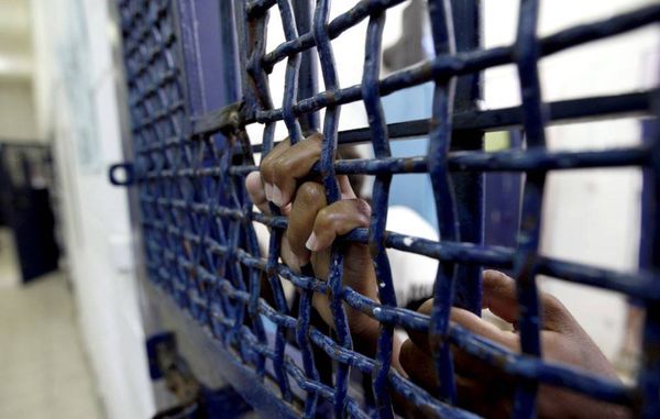 أسرى سجن "عوفر" يشرعون بخطوات احتجاجية ويلوحون بحلّ التمثيل التنظيمي