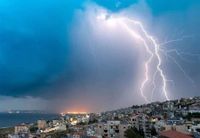 عواصف رعدية مرتقبة وثلوج تلامس الـ 1700 متر... فكيف سيكون طقس الأيام المقبلة؟