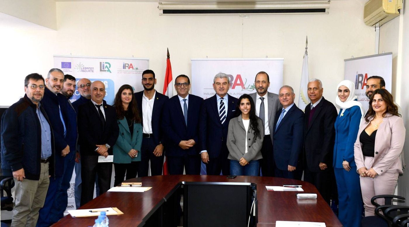 توقيع تمويل المشاريع الفائزة في برنامج 